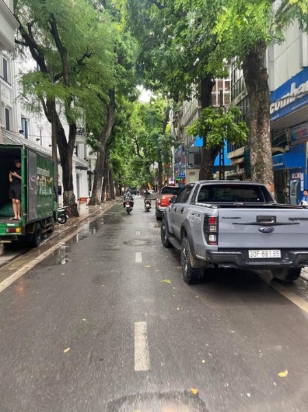 Bán nhà 4 tầng 2 mặt thoáng tại Hàng Mã, Hoàn Kiếm, Hà Nội